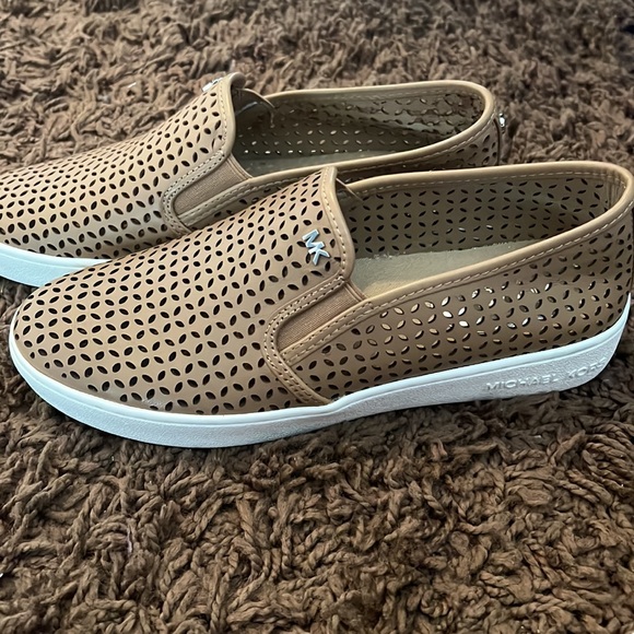 Micheal KORS Cut Out Mesh Tan Slip On Shoes Womens Size 8 - Picture 2 of 5